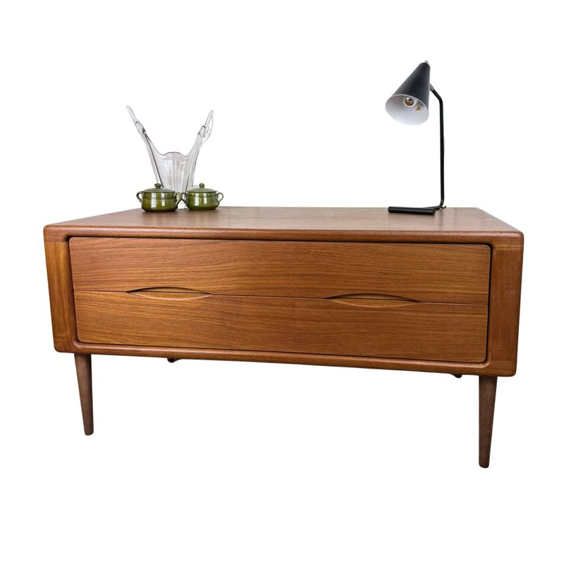 Dyrlund “Sjaelsmark” ladekast / laag dressoir – teak