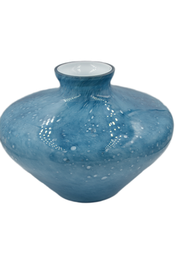 „Artystyczny wazon szklany o wysokości 17 cm i średnicy 22 cm, w odcieniach błękitu inspirowanych morską głębią.”
