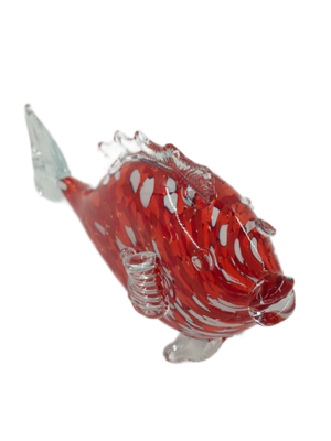 Ryba Szklana Figurka Ryba PRL K742 Szklana figurka ryby PRL na półce kolekcjonerskiej