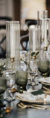 𝑪𝒆𝒏𝒕𝒆𝒓𝒑𝒊𝒆𝒄𝒆-Gold Candlesticks with Clear Glass 𝑹𝑰𝑩𝑩𝑬𝑫 Chimneys/Hurricane Shades Open End Design-𝑠𝑒𝑡 𝑜𝑓 𝑡ℎ𝑟𝑒𝑒 / 15”, 17”, 19”x 3.5”