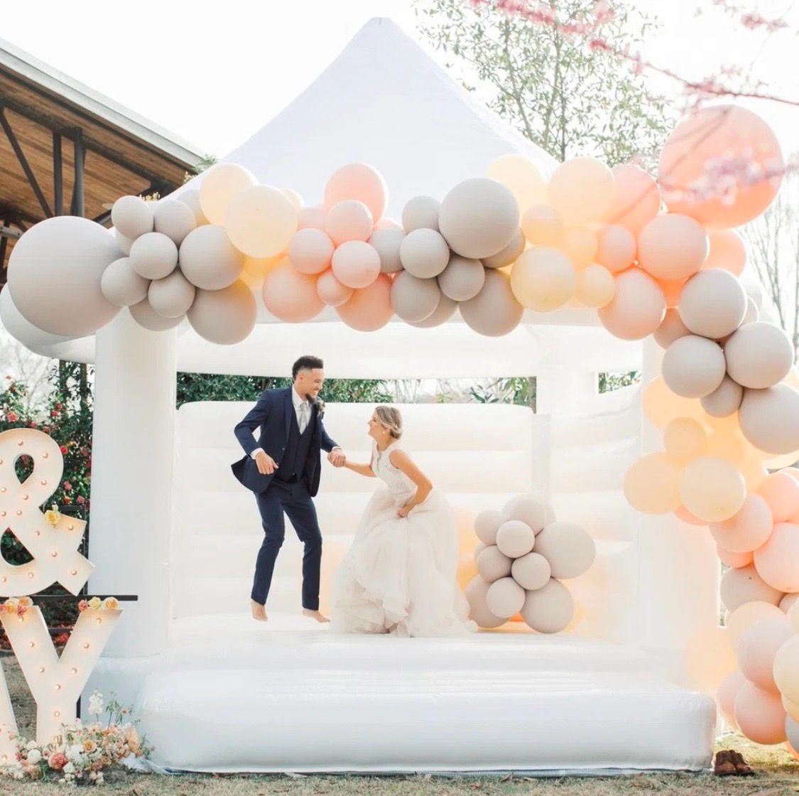 Elegant All White Bounce House 4hr Rental - includes 4hr attendant coverage / Balloons and/or photo op options can be added at check out for add’l cost