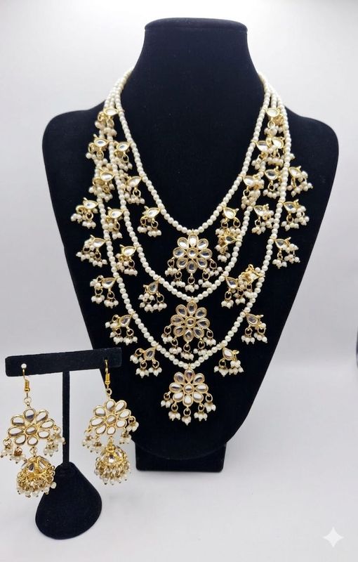 Long chain set gold pearls
