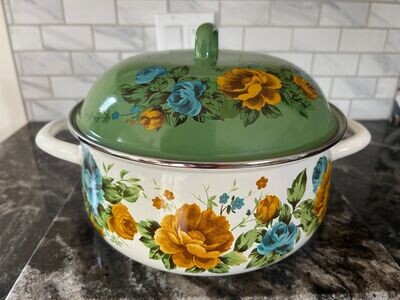 SOLD - Vintage Pioneer Woman Dutch Oven / Soup Pot