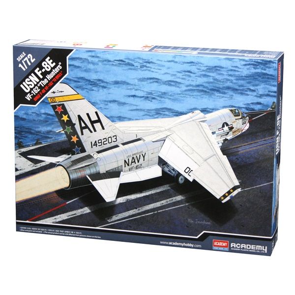Academy 12521 1/72 F-8E