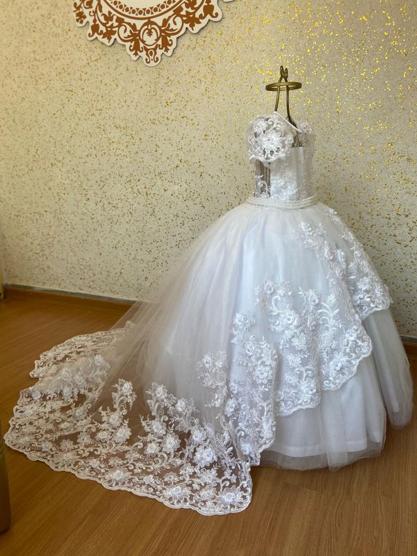 Vestido Daminha Gabriela com cauda removível