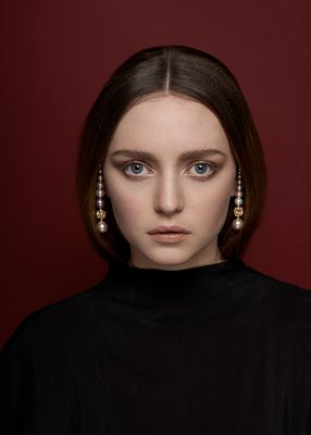 Junge Frau mit einzigartigen Perl-Ohrhänger aus dem Atelier der Goldschmiede OBSESSION.