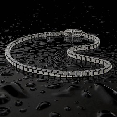 Maskuliner Halsschmuck passend zu den Herrenschmuck-Kollektionen Gremlin, Matrix, Mikrokosmos und Sahara.