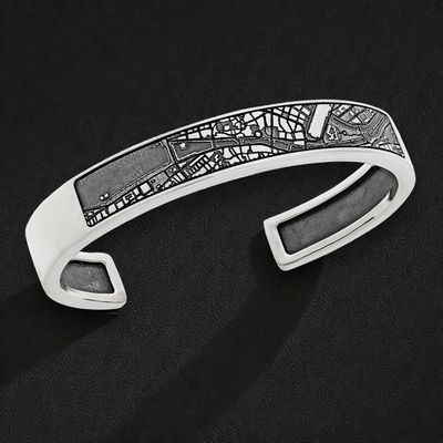 Armreif in Silber oder Gold mit unterschiedlichen Strukturen oder Landkarten von der Goldschmiede OBSESSION.