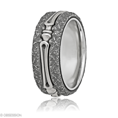 Gremlin Partnerring mit Goldherz-Motiv in Weissgold und Edelstahl, mit einer Ringbreite von 8.5mm u…