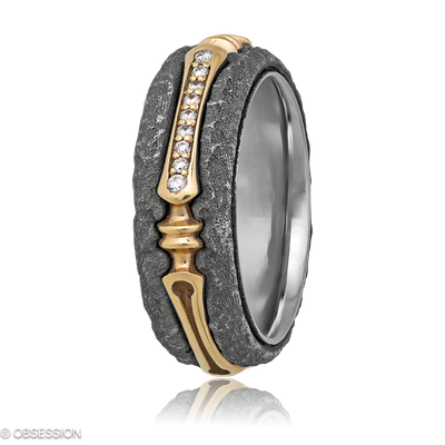 Gremlin Partnerring mit Goldherz-Motiv in Rotgold und Edelstahl, mit einer Ringbreite von 7mm und e…