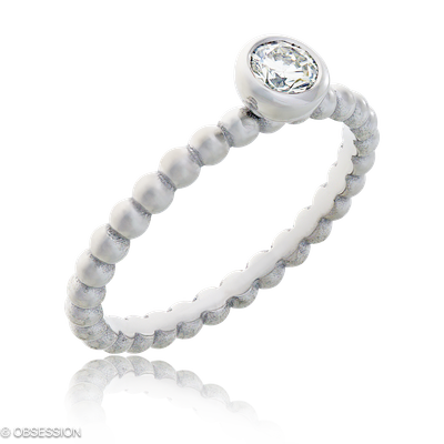 Point Solitaire in Weissgold, mit einer Ringbreite von 2.3mm und einer Ringgrösse von 52