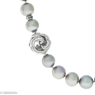 Gipsy Perlcollier in Weissgold, mit einer Länge von 430mm.