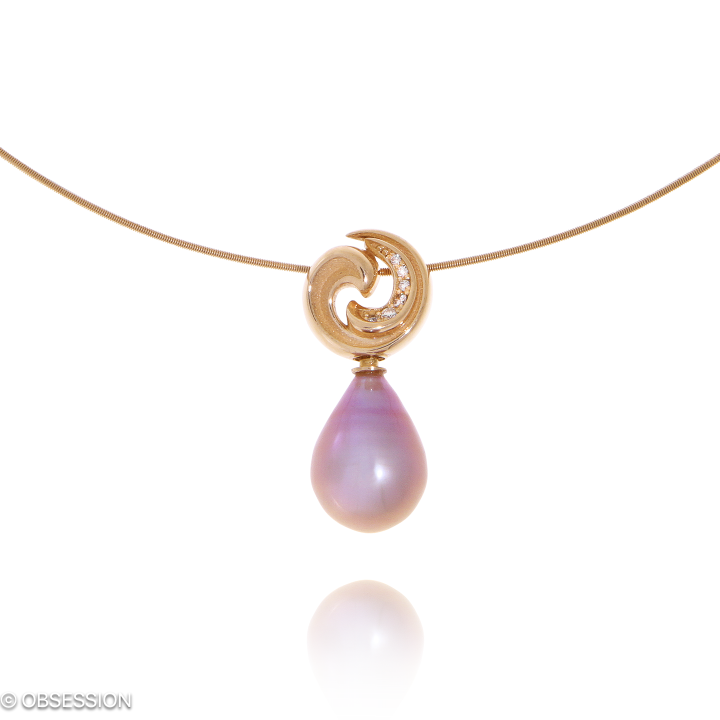 Gipsy Anhänger mit Kette in Rotgold, mit einer Länge von 420mm.