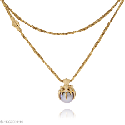 Gremlin Anhänger mit Kette in Rotgold, mit einer Länge von 580mm.