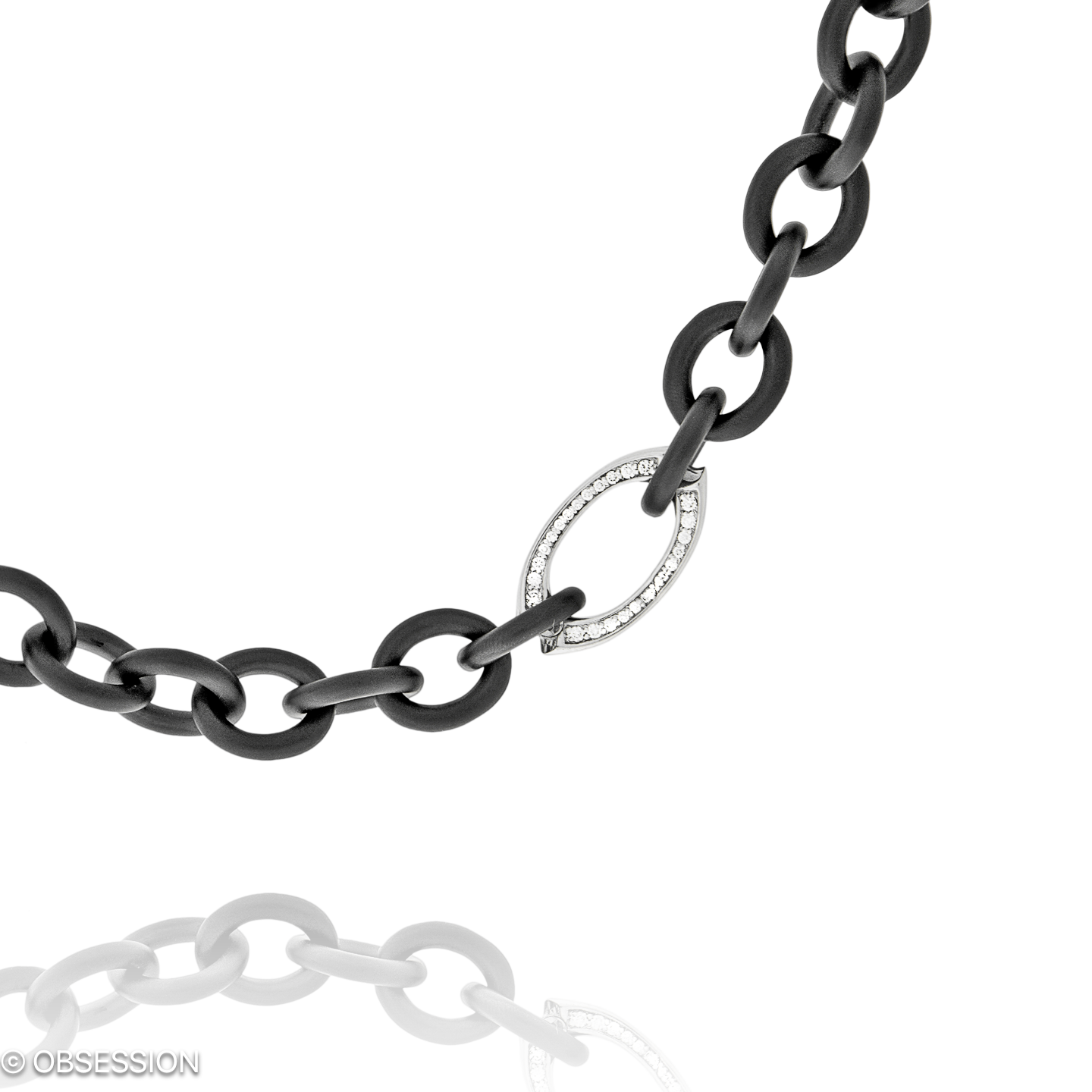 Gremlin Keramikcollier in Weissgold, mit einer Länge von 660mm.