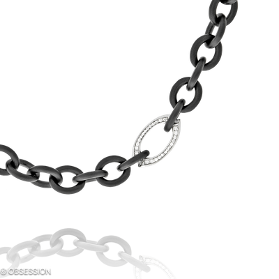 Gremlin Keramikcollier in Weissgold, mit einer Länge von 660mm.