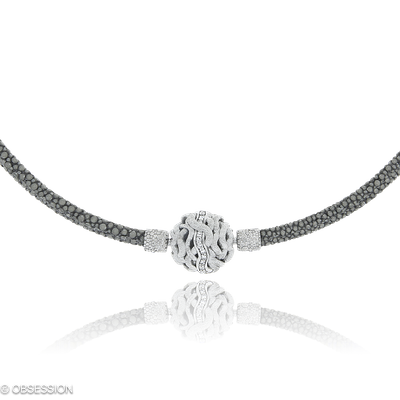 Unendliche Geschichte Ledercollier in Weissgold, mit einer Länge von 420mm.