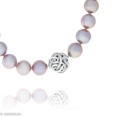 Unendliche Geschichte Perlcollier in Rotgold und Weissgold, mit einer Länge von 400mm.