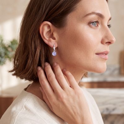 Elegante Weissgold Kreolen mit Brillant-Pavé und wechselbaren Einhänger mit blauen Chalcedon.