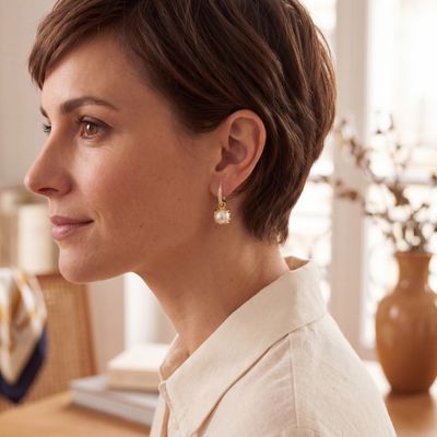 Elegante, gerade Ohrringe mit Diamant-Pavé in Gelbgold mit Süsswasser Perlen