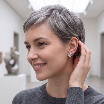Kleiner, verspielter Weissgold Ohrstecker mit kleinen Brillant-Pavé unendliche Geschichte.