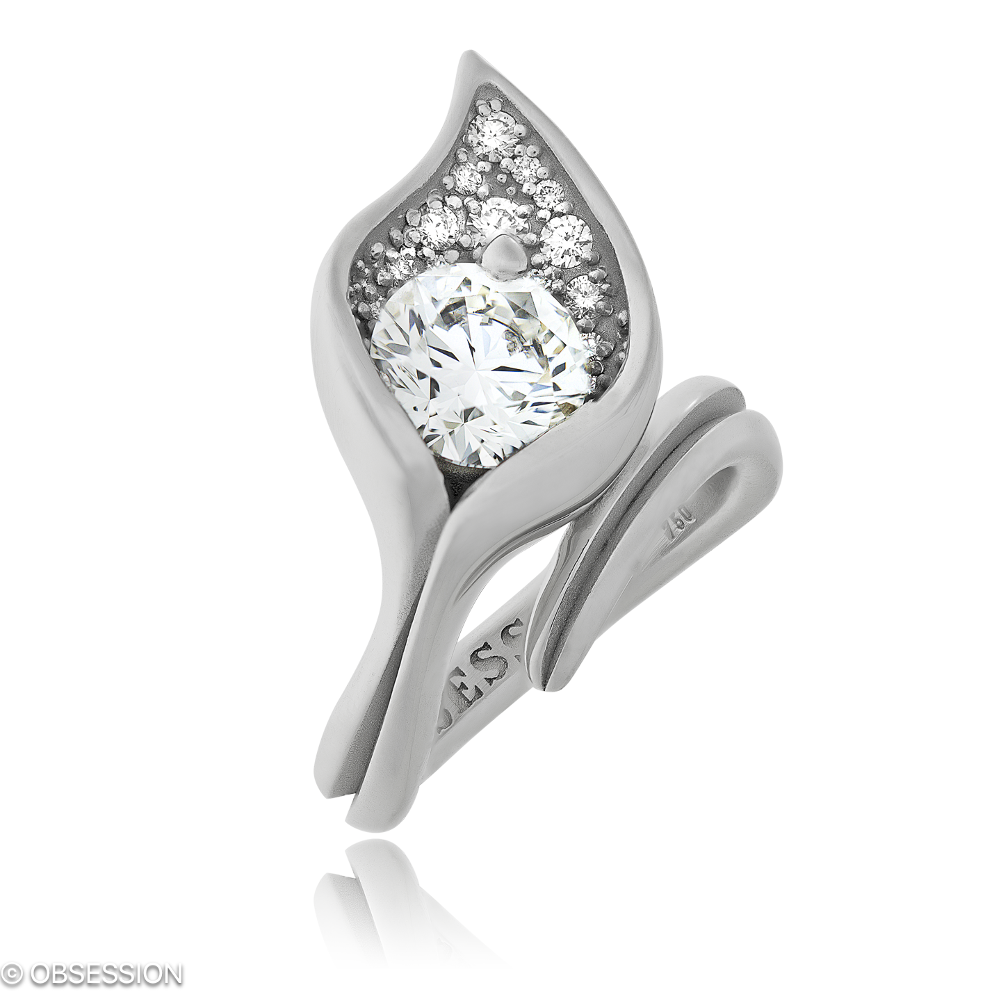 Kalla Cocktailring in Weissgold, mit einer Ringbreite von 17mm und einer Ringgrösse von 52