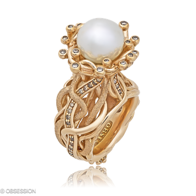 Unendliche Geschichte Skulpturring in Rotgold, mit einer Ringbreite von 16.5mm und einer Ringgrösse…