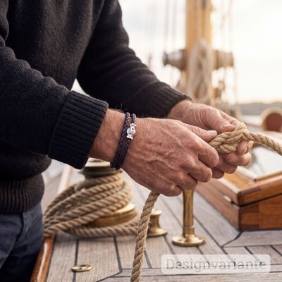 Schwarzes Doppel Lederarmband mit Weissgold Verschluss. Schmale Variante mit geflochtenem Lederband.