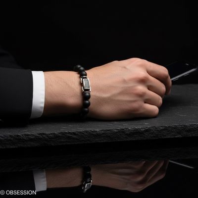 Onix Steinarmband mit Silberverschluss in dunkel gehalten.