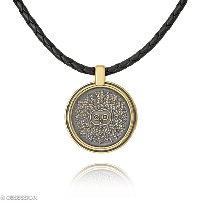 Amazonas Anhänger mit Ledercollier in Gelbgold, mit einer Länge von 500mm.