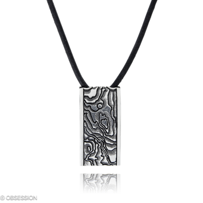 Anhänger mit Ledercollier Schatzkarte in Edelstahl, in der Ausführung ohne Edelsteine, ohne Brillan…