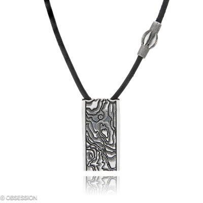 Schatzkarte Anhänger mit Ledercollier in Edelstahl, mit einer Länge von 500mm.