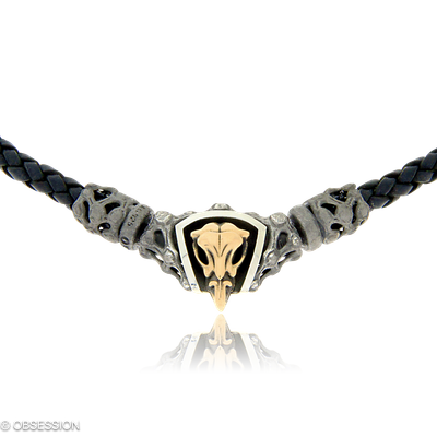 Mikrokosmos Ledercollier mit Schädel-Motiv in Rotgold und Silber, mit einer Länge von 430mm.