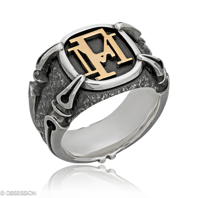 Gremlin Monogrammring in Rotgold und Silber, mit einer Ringbreite von 17mm und einer Ringgrösse von…