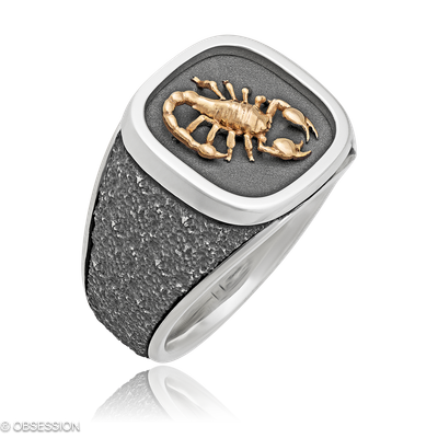 Stone Wappenring mit Skorpion-Motiv in Rotgold und Silber, mit einer Ringbreite von 17mm und einer …