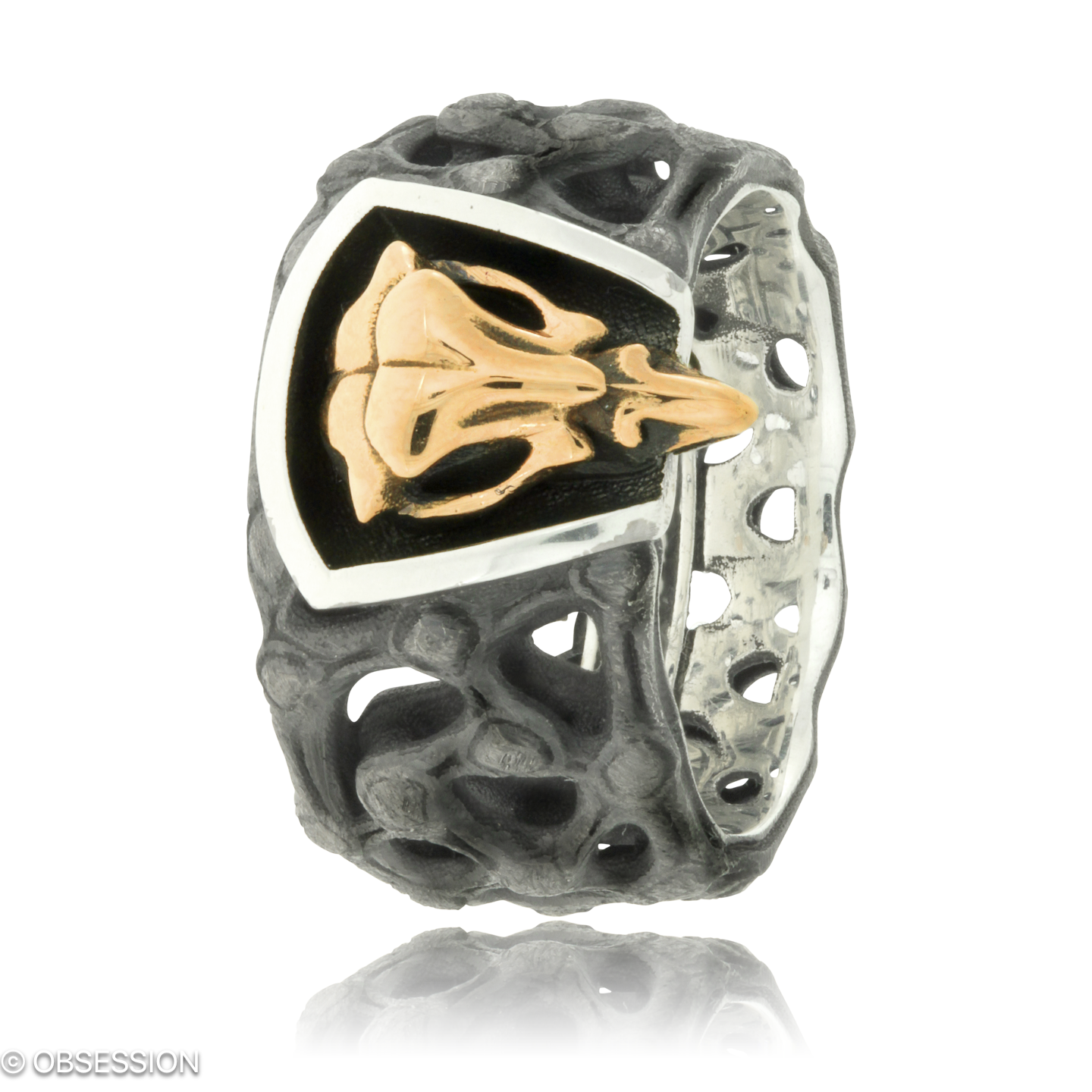 Mikrokosmos Schmuckring mit Schädel-Motiv in Rotgold und Silber, mit einer Ringbreite von 15mm und …