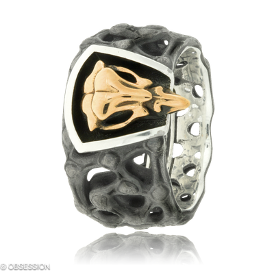 Mikrokosmos Schmuckring mit Schädel-Motiv in Rotgold und Silber, mit einer Ringbreite von 15mm und …