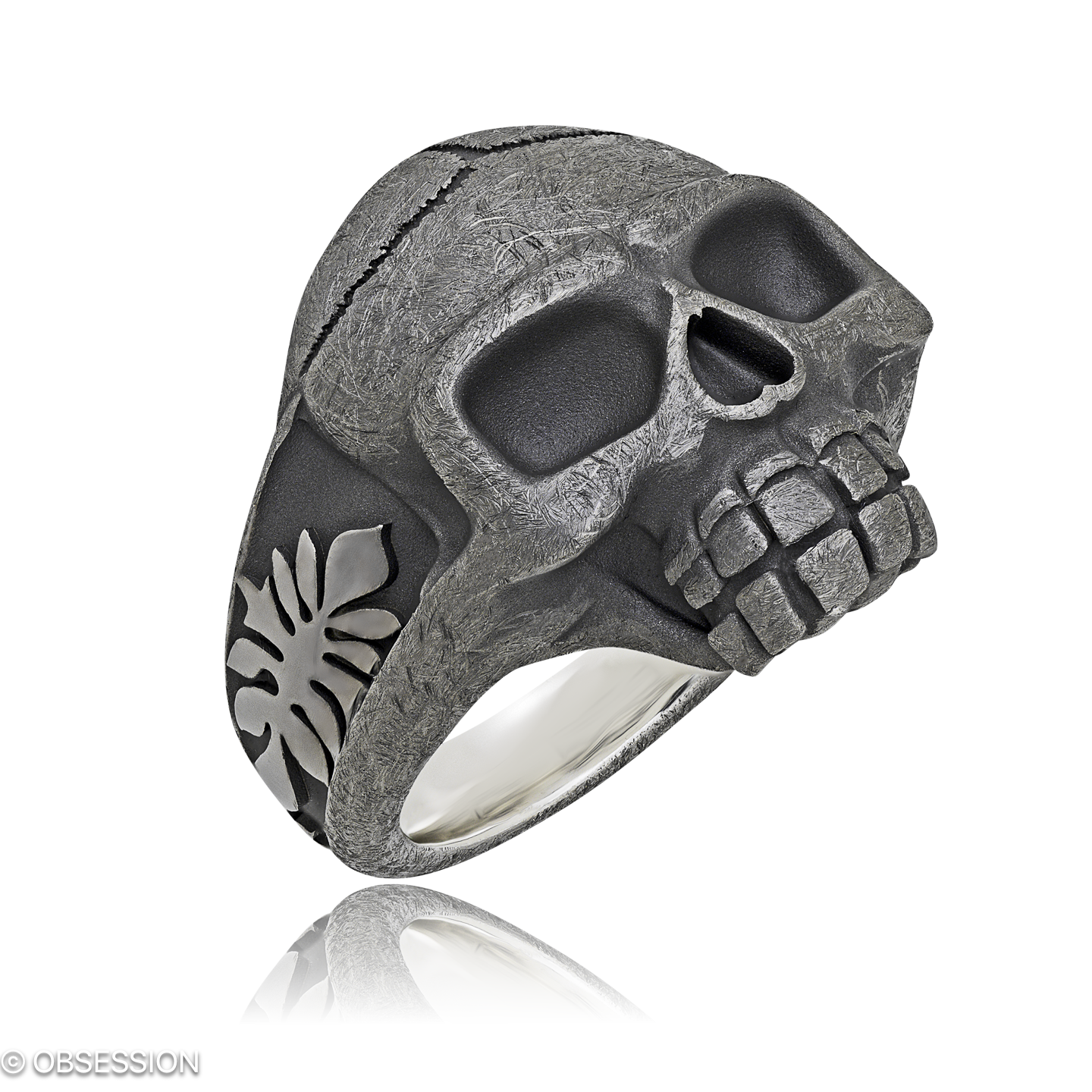 Memento mori Schmuckring mit Schädel-Motiv in Silber, mit einer Ringbreite von 27mm und einer Ringg…