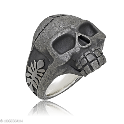 Memento mori Schmuckring mit Schädel-Motiv in Silber, mit einer Ringbreite von 27mm und einer Ringg…