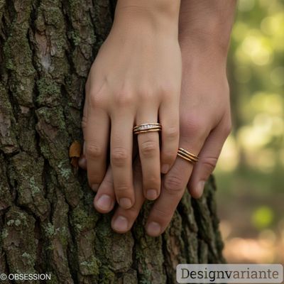 Schmale Trauringe in Weissgold mit einer wellenartigen Bewegung, in den Zwischenräumen durchbrochen…