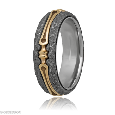 Gremlin Partnerring mit Goldherz-Motiv in Rotgold und Edelstahl, mit einer Ringbreite von 7mm und e…