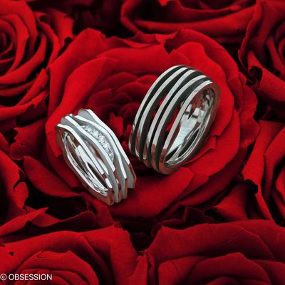 Bewegte durchbrochene Weissgold Partnerringe ,  Damenring mit Diamanten besetzt und Herrenring in d…