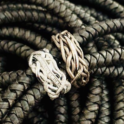 Breite Eheringe in Weissgold aus der Unendlichen Geschichte Kollektion. Verspielt, verschlungen und…