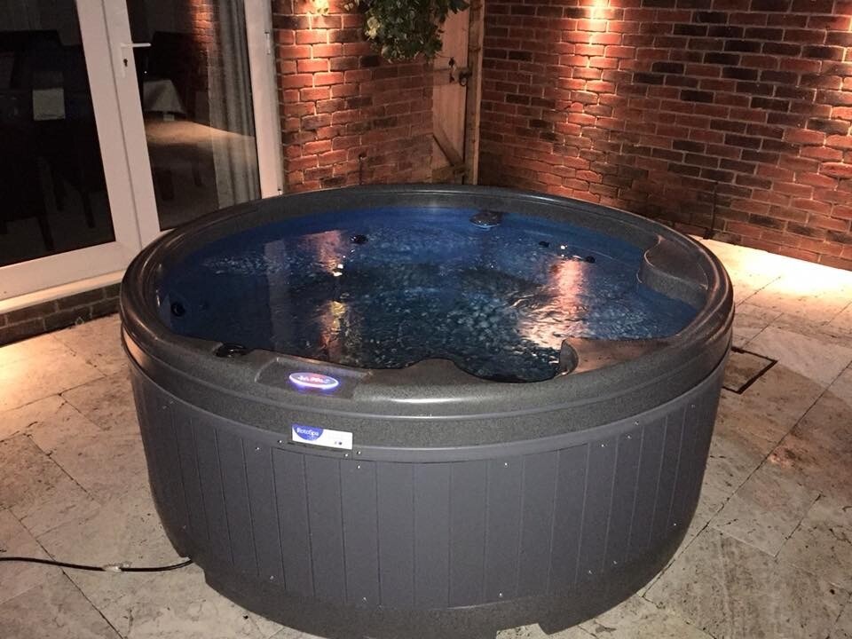 RotoSpa Orbis Solid Hot Tub (7 days hire) (5 people)