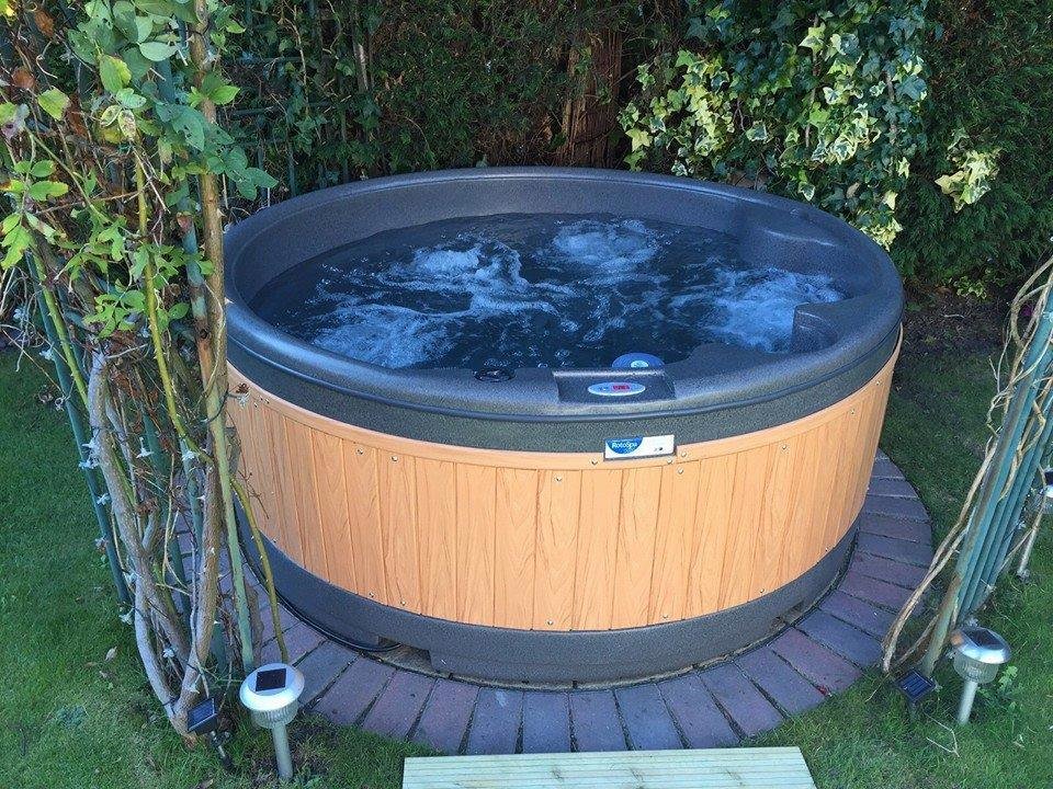 New Years Hire - Starting 27th - 28th - 29th - 30th Dec - RotoSpa Orbis Solid Hot Tub (7 days hire) (5 people)