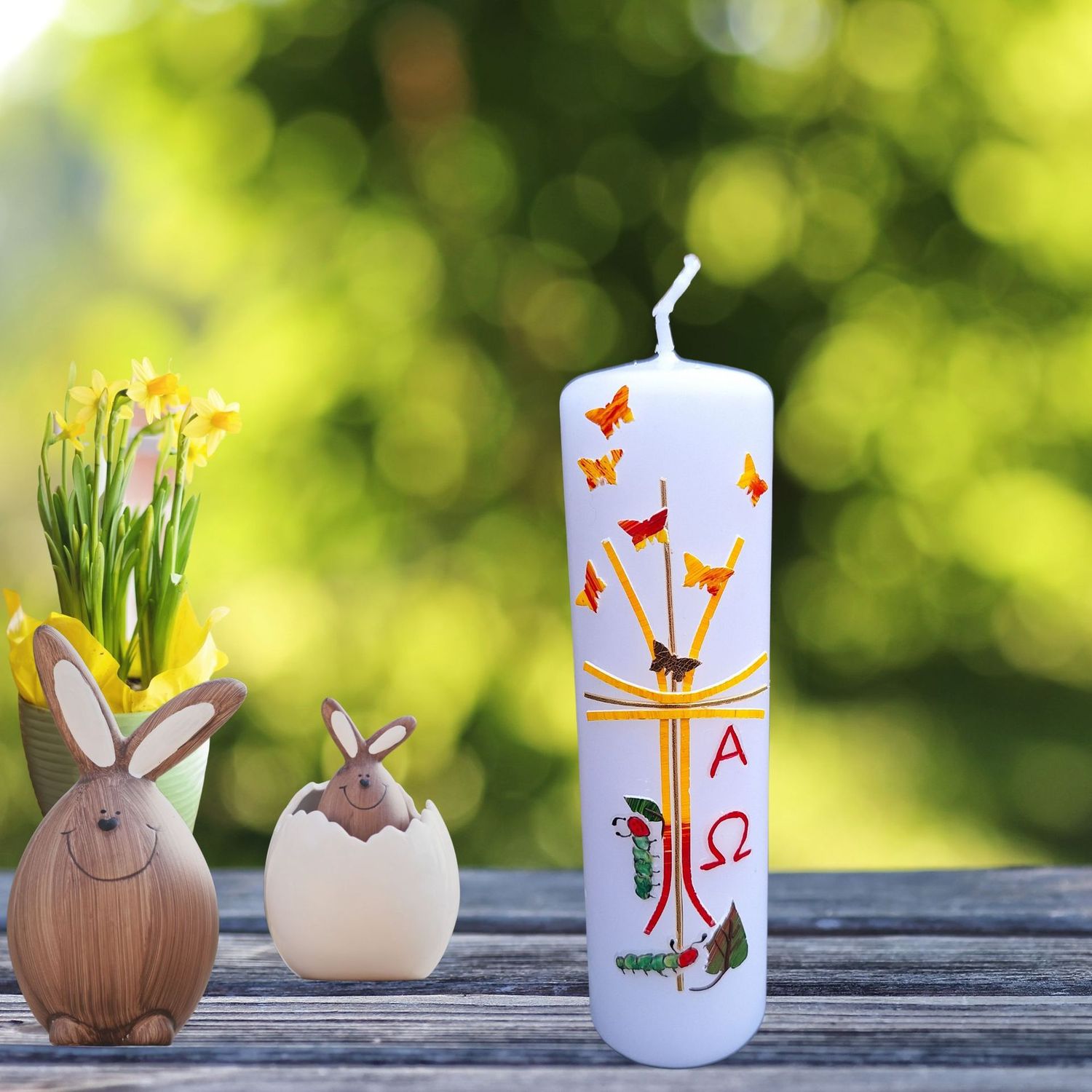 bunte Osterkerze mit Raupen und Schmetterlingen
