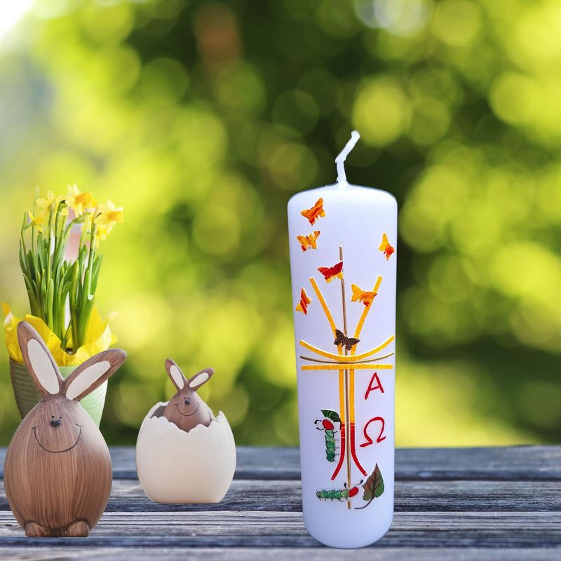 bunte Osterkerze mit Raupen und Schmetterlingen bunte Osterkerze mit Raupen und Schmetterlingen