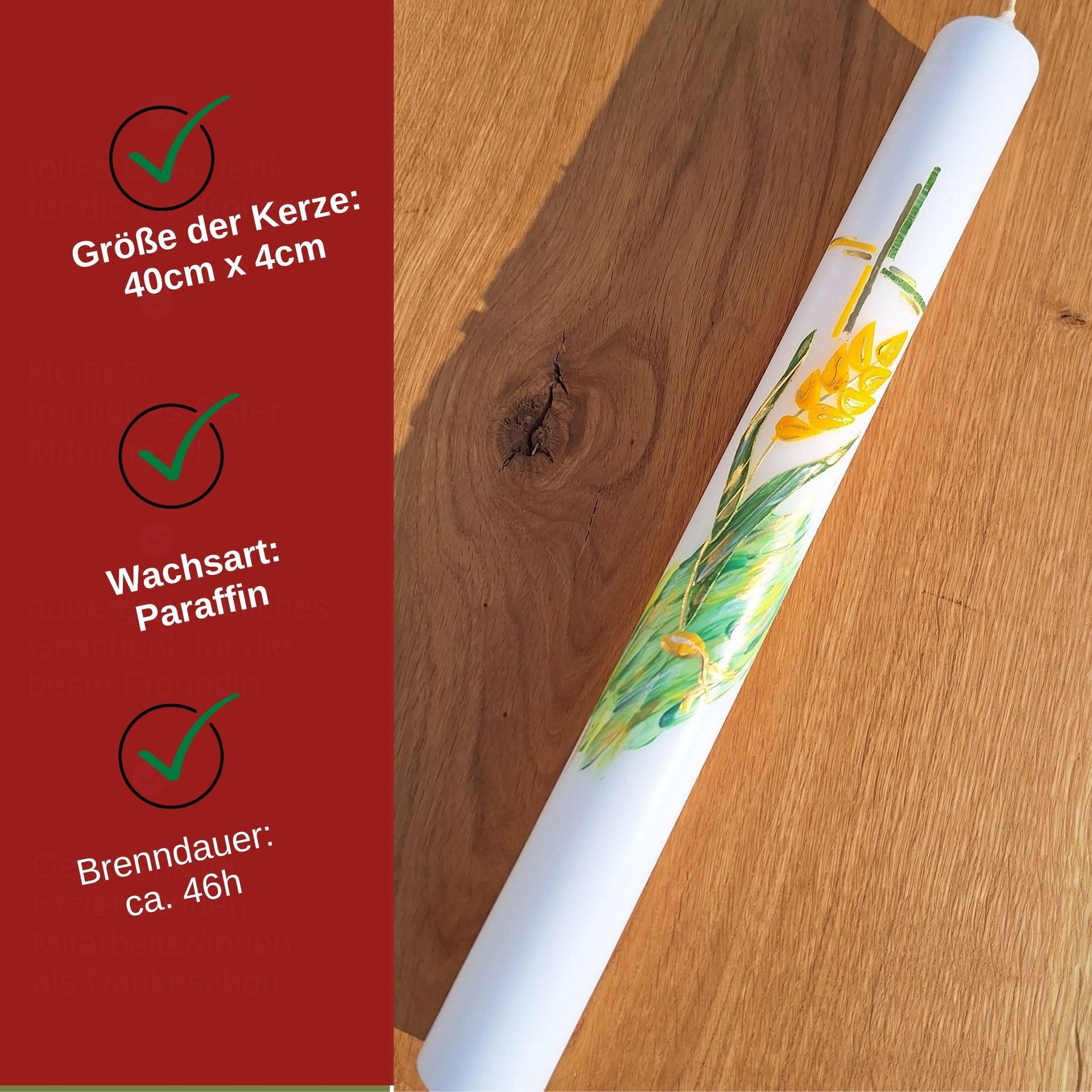 Kommunionkerze 40x4cm, weiße Kerze mit einem grün,gelb und goldenen Kreuz, einer Ähre in gelb mit grünem Laub, und einem grün/gelben Hintergrund. diese Kerze liegt auf einem Holzbrett