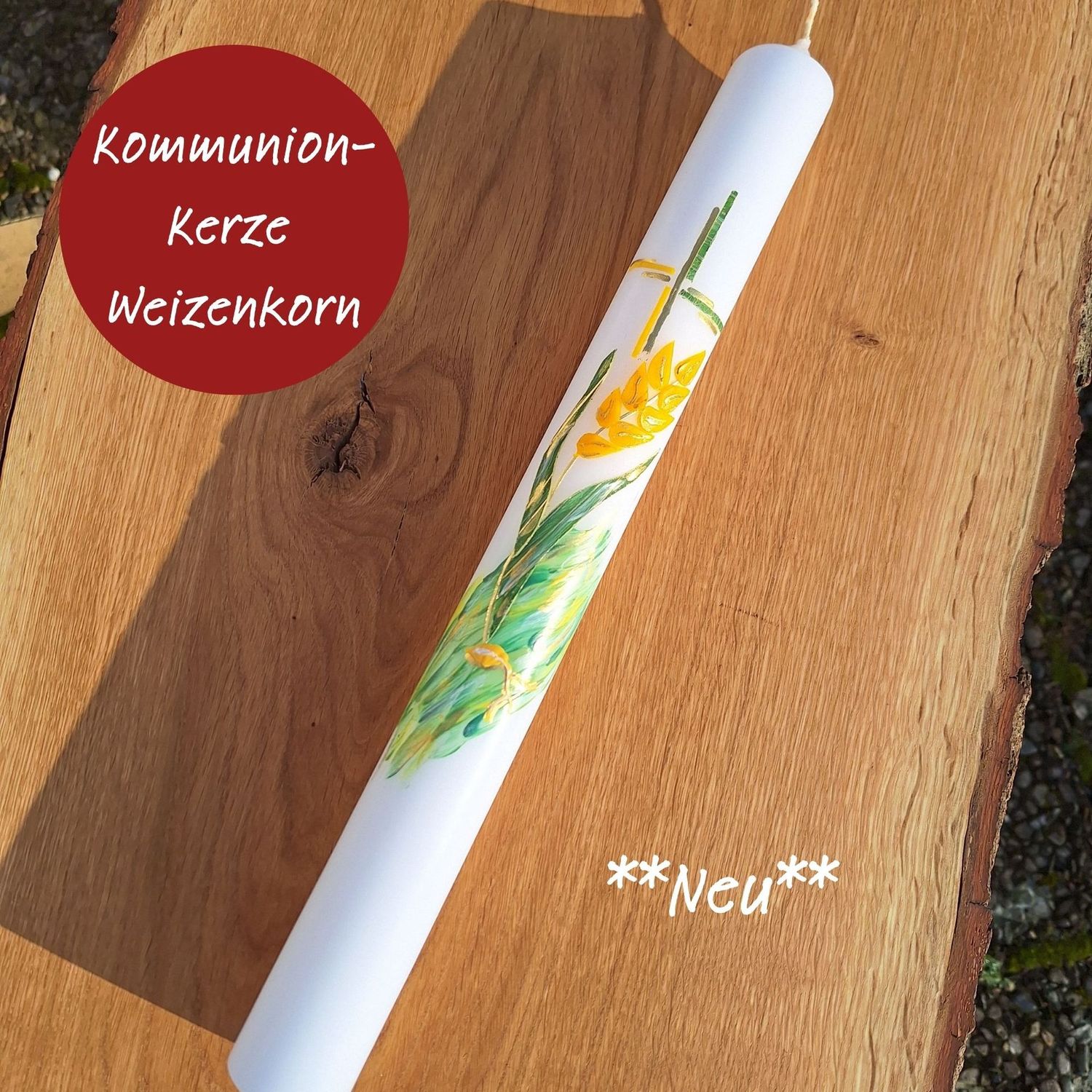 Kommunionkerze 40x4cm, weiße Kerze mit einem grün,gelb und goldenen Kreuz, einer Ähre in gelb mit grünem Laub, und einem grün/gelben Hintergrund. diese Kerze liegt auf einem Holzbrett