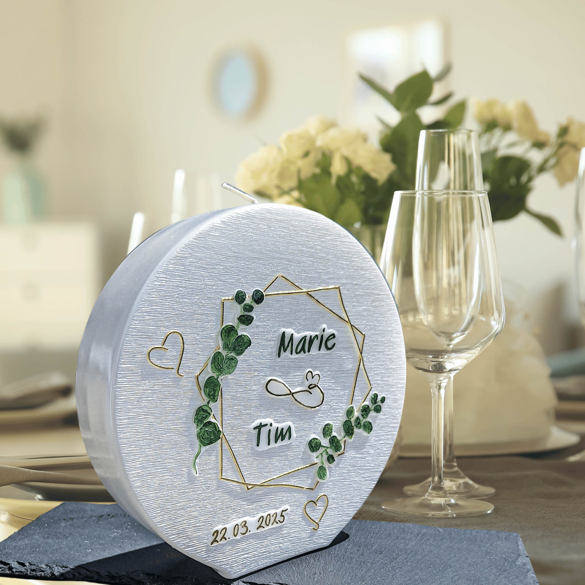 Runde Hochzeitskerze mit Eukalyptusranke  edel